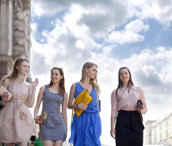 Cztery moda piękne dziewczyny spaceru na ulicy — Zdjęcie stockowe
