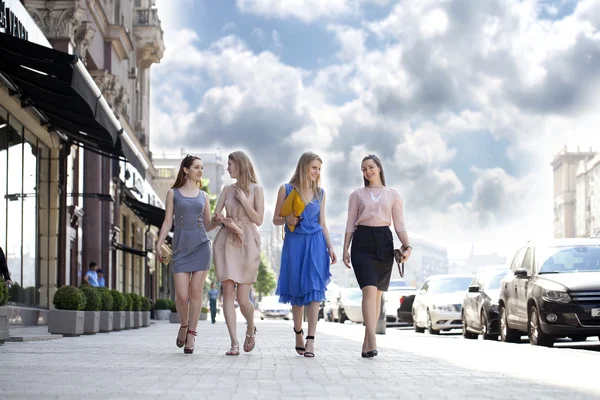 Τέσσερις όμορφη μόδας κορίτσια περπατώντας στο δρόμο — Φωτογραφία Αρχείου