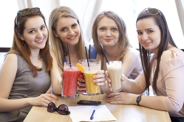 Vier junge Mädchen ruhen sich in einem Sommercafé aus — Stockfoto