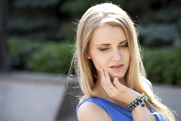 Ung blond kvinna — Stockfoto