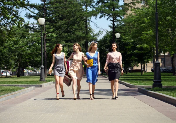 Vier schöne Mode-Mädchen, die auf der Straße gehen — Stockfoto