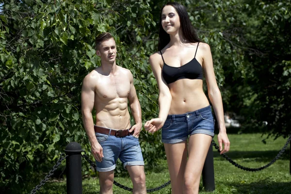 Красивая сексуальная молодая пара в синих джинсах — стоковое фото
