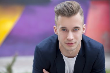 çekici bir genç adam