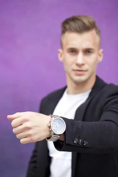 전경에 있는 남성 손목 시계 — 스톡 사진