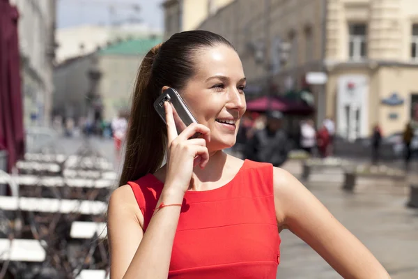 Mulher feliz falando no telefone celular — Fotografia de Stock