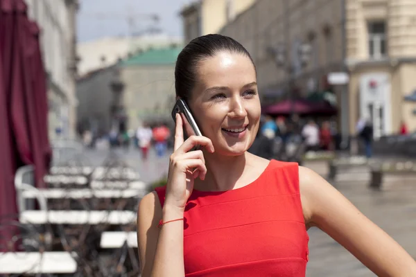 Gelukkige vrouw praten op mobiele telefoon — Stockfoto