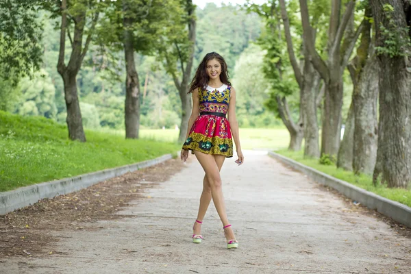 Mujer joven en vestido de color — Foto de Stock