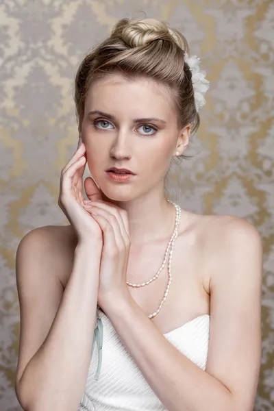 Portrait of the young beautiful bride — Stock Photo, Image