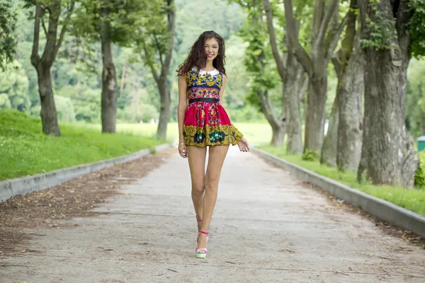 Jovem mulher em vestido de cor — Fotografia de Stock