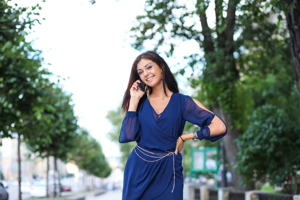 Mulher feliz falando no telefone celular — Fotografia de Stock