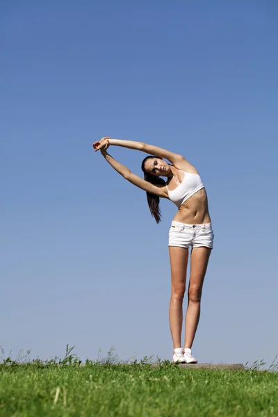 Mulher fitness exercitando-se no parque de verão — Fotografia de Stock