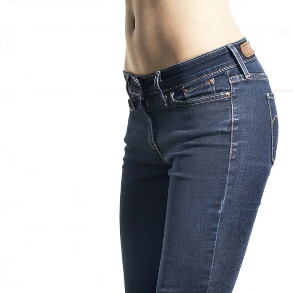 Parte do corpo jeans femininos azuis — Fotografia de Stock