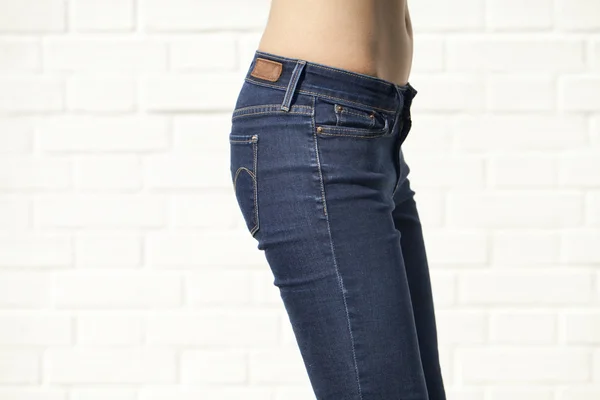 Lichaam deel blauwe vrouwelijke jeans — Stockfoto