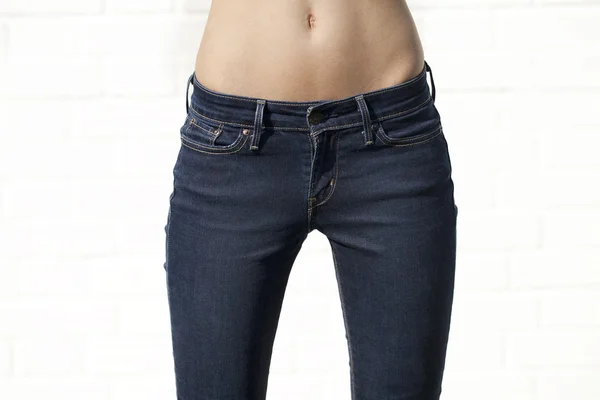 Kroppen del blå kvinnliga jeans — Stockfoto