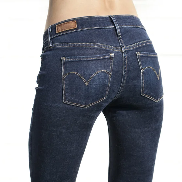 Lichaam deel blauwe vrouwelijke jeans — Stockfoto