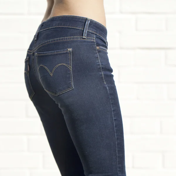 Kroppen del blå kvinnliga jeans — Stockfoto