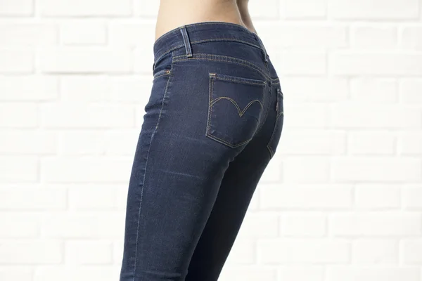 Tělo část modré ženské džíny — Stock fotografie
