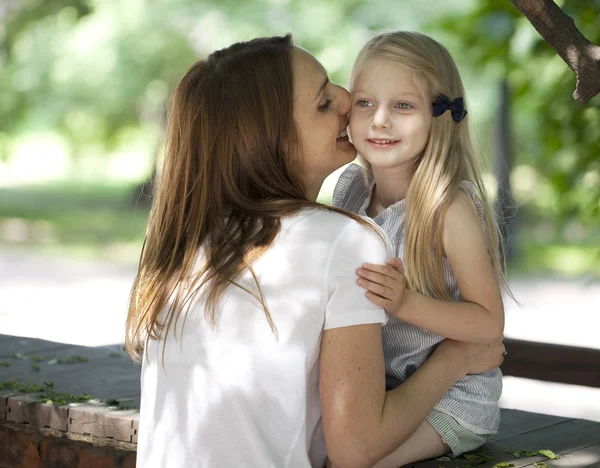 Porträt einer Mutter und einer Tochter — Stockfoto