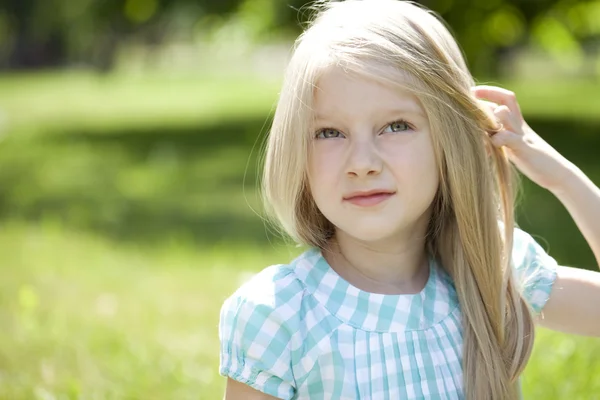 Portret piękne blond dziewczynka trzy lata — Zdjęcie stockowe