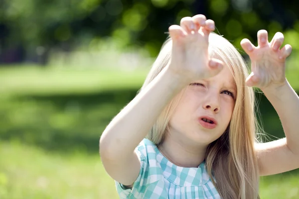 Porträt eines schönen blonden kleinen Mädchens von drei Jahren — Stockfoto