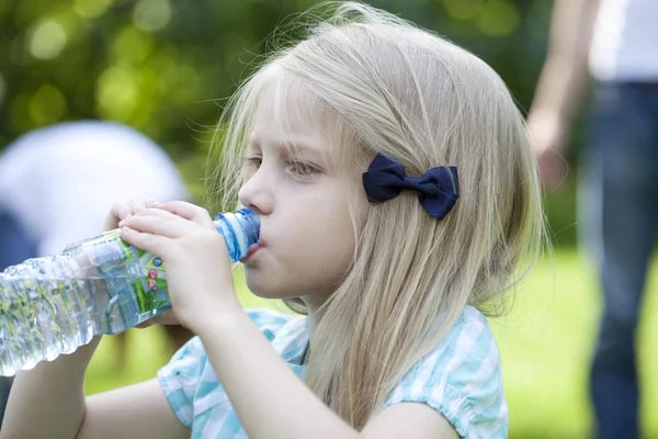 Weinig meisje drinkwater — Stockfoto