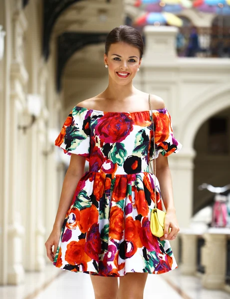 Beautiful young woman walking in the shop — Stock Photo, Image