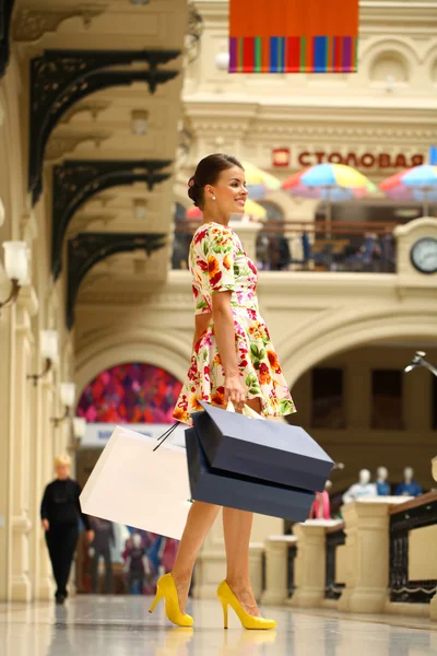 Giovane bella donna in abito da fiori rossi — Foto Stock