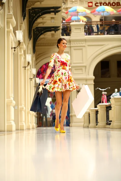 Joven hermosa mujer en vestido de flores rojas — Foto de Stock