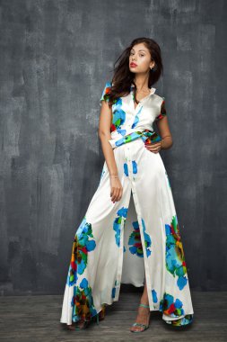 çekici genç bir kadın portresi