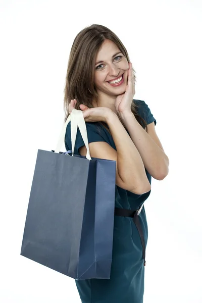 쇼핑백을 들고 있는 아름다운 여자 — 스톡 사진