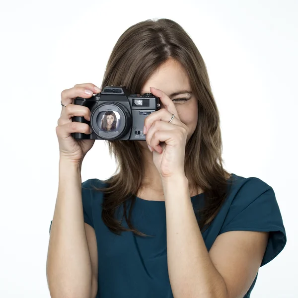 Jovem feliz usando uma câmera para tirar foto — Fotografia de Stock