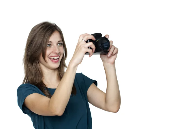 Mujer joven feliz usando una cámara para tomar fotos — Foto de Stock