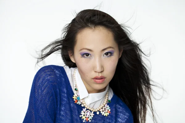 Asiatische junge Frau, isoliert auf weiß — Stockfoto