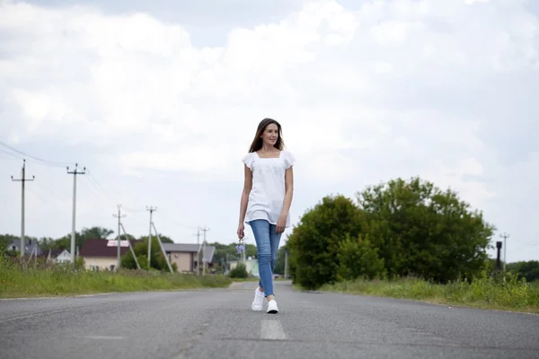 Junge Frau zu Fuß im Freien — Stockfoto