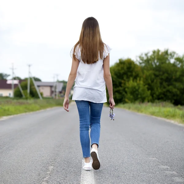 Jovem mulher andando ao ar livre — Fotografia de Stock