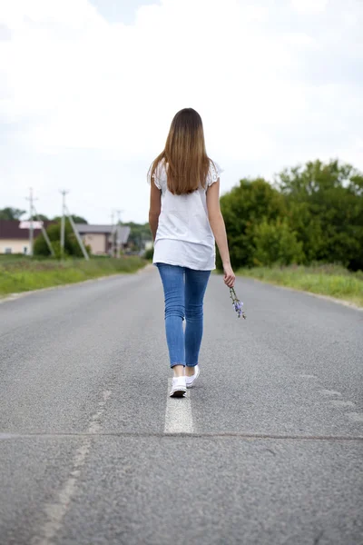 Mladá žena chůze venku — Stock fotografie