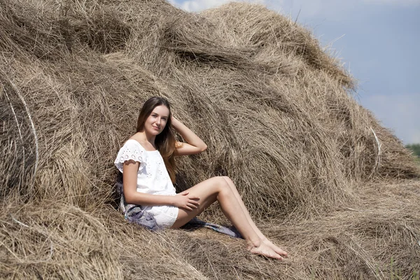 Unga vackra kvinnan i hayloft i byn — Stockfoto