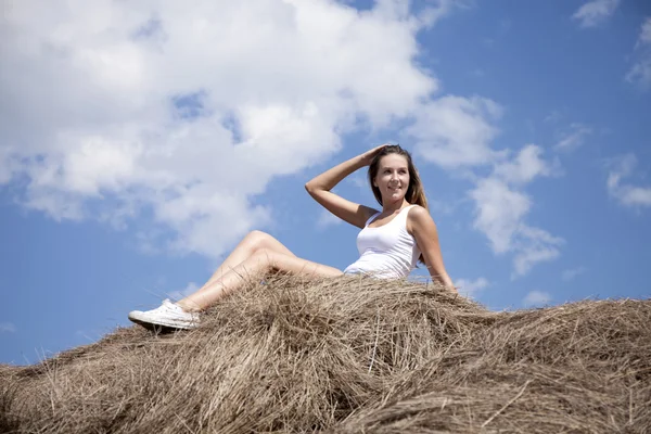 Köyde samanlıkta genç güzel kadın — Stok fotoğraf