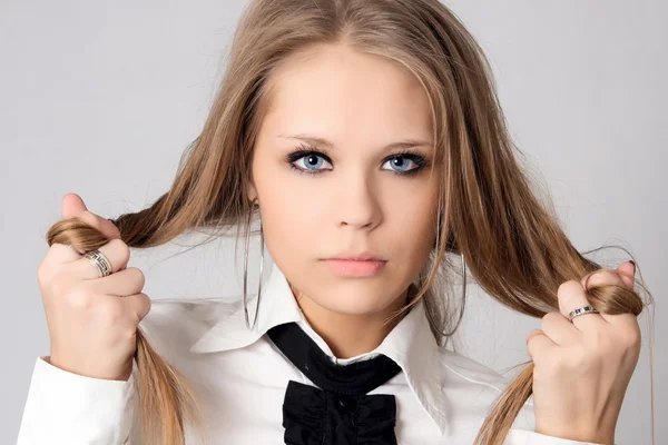 Retrato de una hermosa joven —  Fotos de Stock