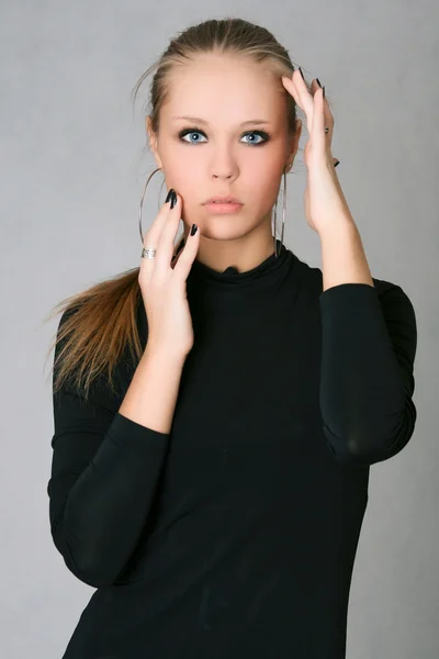 Retrato de una hermosa joven —  Fotos de Stock