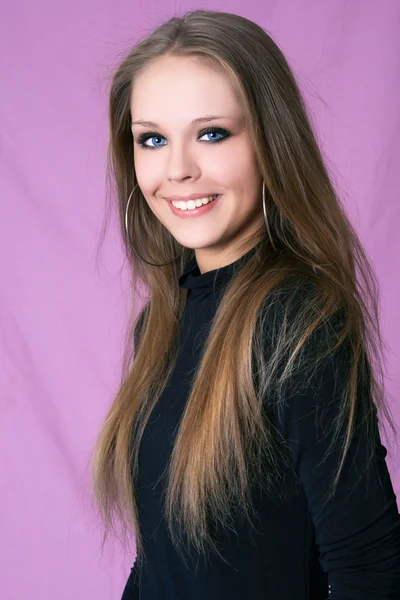 Retrato de una hermosa joven —  Fotos de Stock