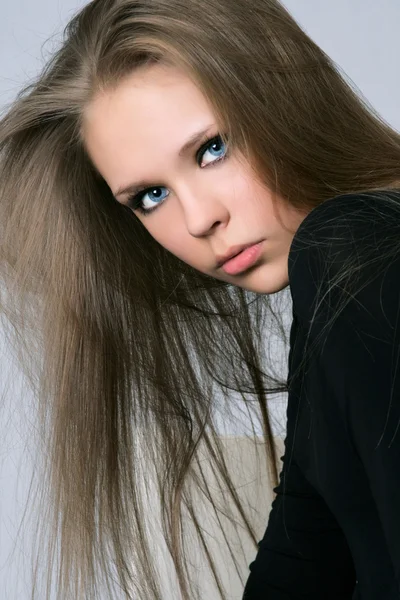 Retrato de una hermosa joven — Foto de Stock