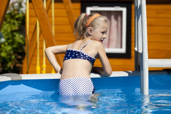 Little happy girl in swimming pool — Stock Photo, Image