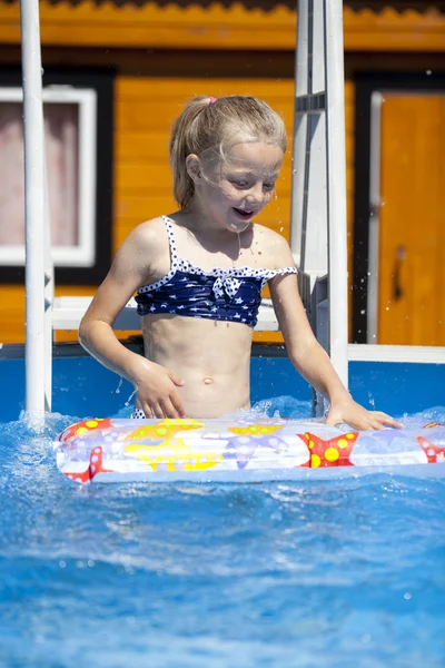 Little happy girl in swimming pool — Stock Photo, Image