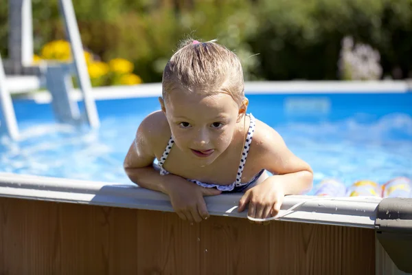 Little happy girl in swimming pool — Stock Photo, Image