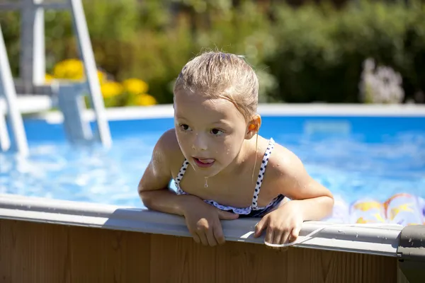 Little happy girl in swimming pool — Stock Photo, Image