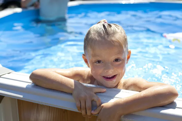 Маленькая счастливая девочка в бассейне — стоковое фото