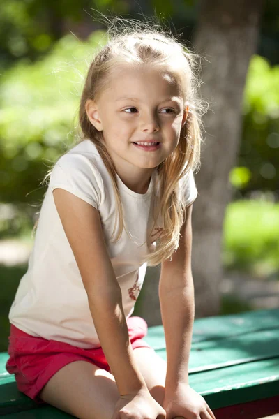 Petite fille heureuse dans le parc d'été — Photo