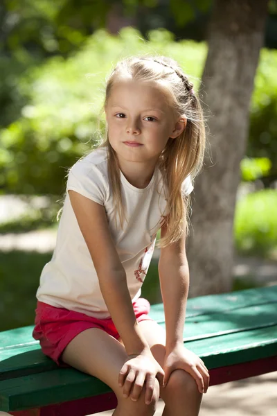 Kleines glückliches Mädchen im Sommerpark — Stockfoto