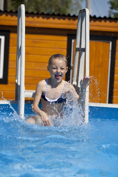 Kleines glückliches Mädchen im Schwimmbad — Stockfoto